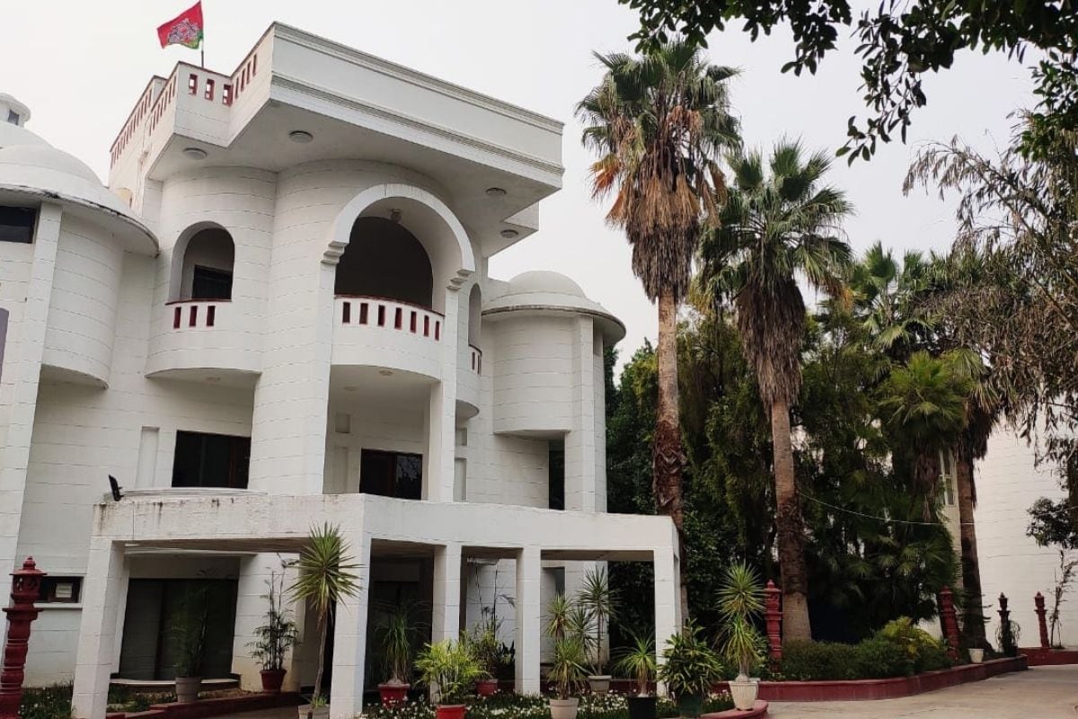 तेजस्वी के बहनोई पूर्व सांसद तेजप्रताप यादव का आवास