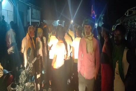 बिहार के मुजफ्फरपुर में हुई सड़क दुर्घटना के बाद जमा भीड़