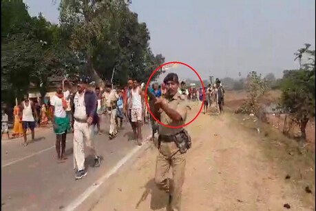 भोजपुर में दो गुटों के बीच हुई झड़प के बाद लोगों को खदेड़ती पुलिस