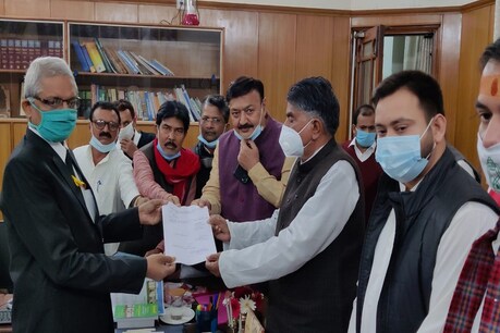 विधानसभा अध्यक्ष पद के लिए नामांकन करते महागठबंधन के उम्मीदवार