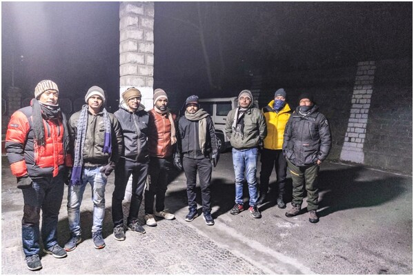 5 इंजीनियरों की टीम को पुलिस ने सरचू से 9 घंटे की मशक्‍कत के बाद किया रेस्क्यू, देखें PHOTOS