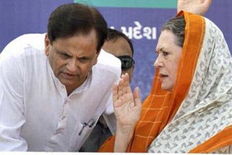सोनिया गांधी से मंत्रणा करते हुए अहमद पटेल