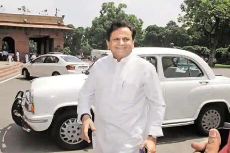 हलफनामे के मुताबिक, अहमद पटेल के पास कुल संपत्ति 6 करोड़ 51 लाख 09 हजार 803 मूल्य की है. (PTI)
