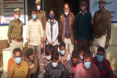 अलवर पुलिस ने एक होटल में छापा मारकर 18 लोगों को गिरफ्तार किया है.