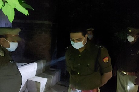 मौका-ए-वारदात पर जांच-पड़ताल करती बांदा पुलिस.