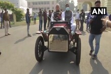 PHOTOS: एंटीक कार से बिहार विधानसभा पहुंचे JDU के 2 MLC, रास्ते में देखने के लिए उमड़ी भीड़