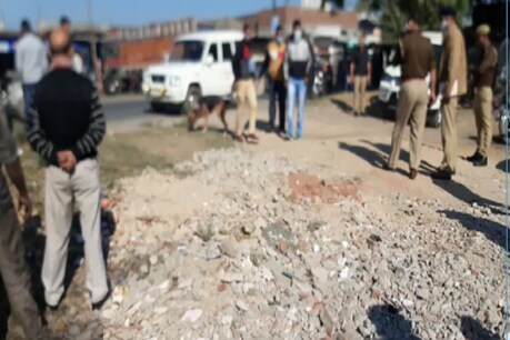 घटना स्थल पर पहुंची पुलिस और फॉरेंसिक विभाग की टीम.