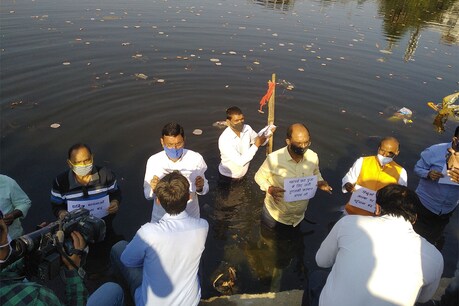 बीजेपी नेताओं ने तालाब में उतरकर हेमंत सरकार के गाइडलाइन का विरोध किया.