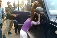 पटाखे बेच रहे दुकानदार को पुलिस ने पकड़ा, गाड़ी पर सिर पटकती रही मासूम बेटी