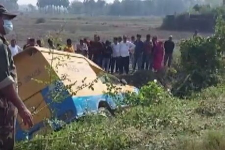 ड्राइवर ने लूट को विफल करने के लिए कैश वैन को सड़क किनारे गड्ढे में लुढ़का दिया