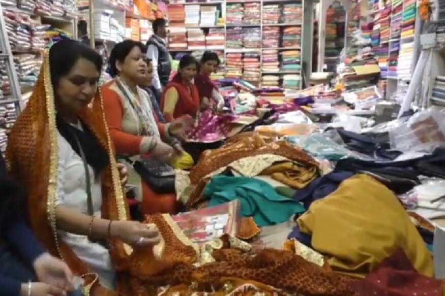 PHOTOS: पहाड़ों में भी चढ़ा करवा चौथ का ख़ुमार, बाज़ारों में उमड़ी महिलाएं 3 PHOTOS: पहाड़ों में भी चढ़ा करवा चौथ का ख़ुमार, बाज़ारों में उमड़ी महिलाएं 3