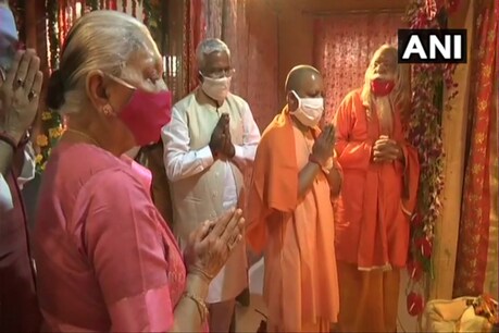 अयोध्या में सीएम योगी ने की पूजा.
