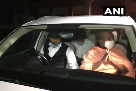 मीडिया के अलग-अलग सवालों के जवाब देने से इनकार करते हुए कम्प्यूटर बाबा गाड़ी में सवार हुए और जेल परिसर से रवाना हो गए.
