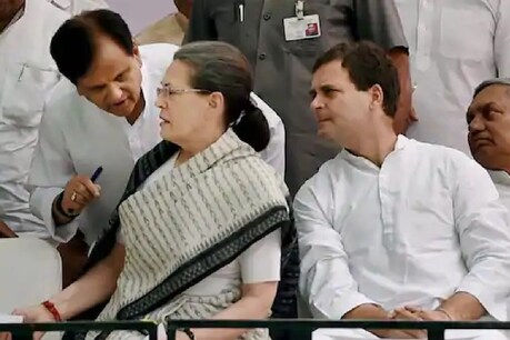 सोनिया गांधी और राहुल गांधी के साथ अहमद पटेल. (Pic- PTI)