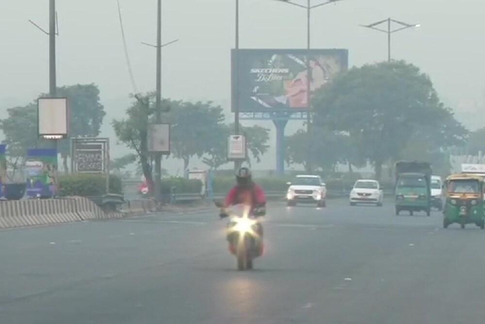हर फिक्र को धुएं में उड़ाती हुई दीवाली