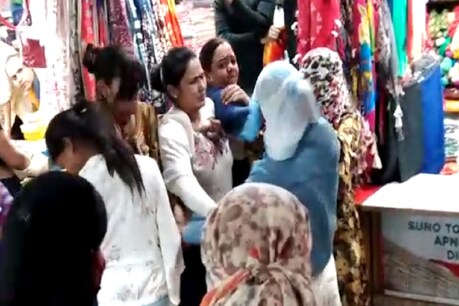 एटा में बीच बाजार महिलाओं में हुई जमकर मारपीट