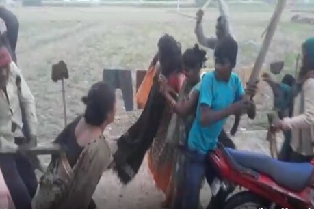 फतेहपुर में महिला को लाठी- डंड़ों से पीटते दबंग.