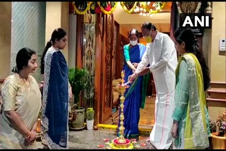 तेलंगाना में उपराष्ट्रपति वैकेंया नायडू ने परिवार के साथ दिवाली मनाई.