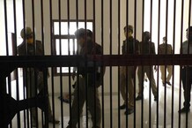 PHOTOS: वाराणसी के इस पुलिस स्टेशन में होटल जैसी सुविधा, हवालात में मुजरिमों को AC की हवा