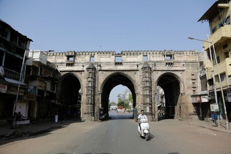 तस्वीर अहमदाबाद स्थित तीन दरवाजा की है (फोटो: PTI)