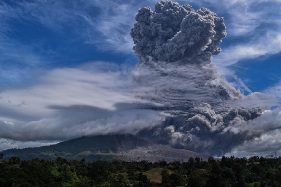  पूर्वी इंडोनेशिया में ज्वालामुखी फटने के बाद करीब 2,800 लोगों को निकालकर सुरक्षित स्थानों पर पहुंचाया गया है. विस्फोट के बाद राख का गुबार आसमान में 4000 मीटर (13,120 फीट) की ऊंचाई तक गया. घटनास्थल के आस-पास के 20 से ज्यादा गांवों से तकरीबन 2,800 लोगों को निकालकर सुरक्षित स्थानों पहुंचाया जा चुका है और यहां अभी लोगों को सुरक्षित बाहर निकालने का काम जारी है.  (फोटो- AFP)