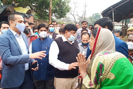 कमिश्नर से हाथ जोड़कर विनती करती बुजुर्ग महिला