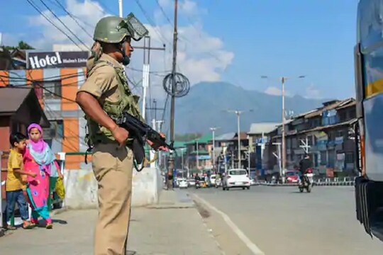 पुलवामा में सुरक्षा बलों के साथ मुठभेड़ के बाद 2 आतंकियों ने किया सरेंडर. (फाइल फोटो)