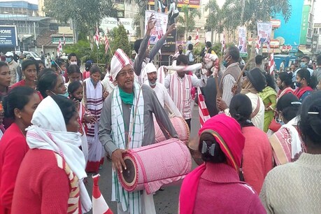 आदिवासी समाज ने ऐसे खुशी जाहिर की.