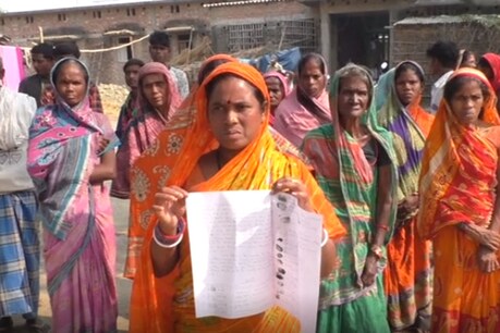 महिलाओं ने लिखित आवेदन देकर इस मामले में आरोपियों के खिलाफ शिकायत दर्ज कराई है.