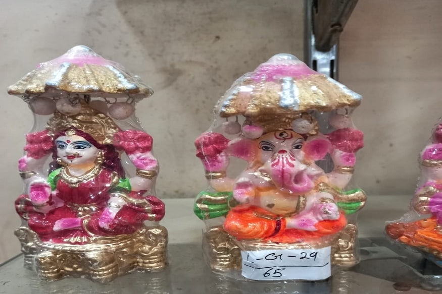 दिल्ली के उत्तम नगर की कुम्हार कॉलोनी में बाजार से आधे दामों में मिट्टी की लक्ष्मी गणेश की मूर्तियां मिल रही हैं.