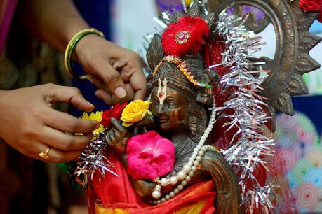 अन्नकूट पर्व मनाने से मनुष्य को लंबी आयु और आरोग्य की प्राप्ति होती है.