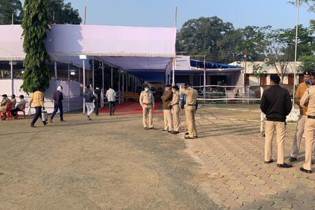 Marwahi By-polls Result: मरवाही में मतगणना सेंटर के बाहर तैनात पुलिस जवान.