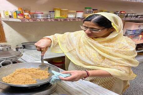 हरियाणा की राज्यमंत्री कमलेश ढांडा किचन में खाना बनाती हुईं.