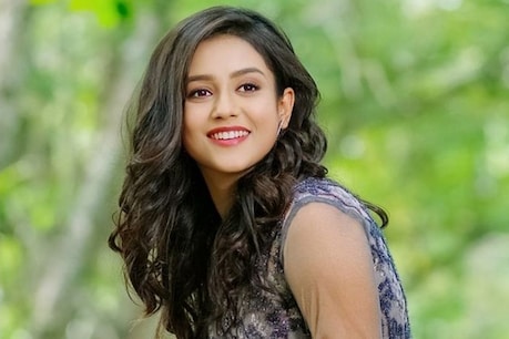 मिष्टी ने 'कांची' फिल्म से बॉलीवुड में अपने एक्टिंग करियर की शुरुआत की थी.