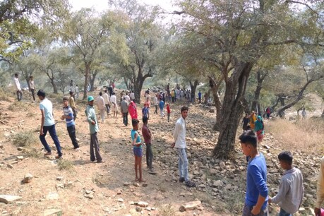 पुलिस हत्या की आशंका जता रही है.