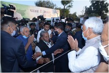 7वीं बार बिहार के CM बनने के बाद कुछ इस अंदाज में जेडीयू विधायक-कार्यकर्ताओं से मिले नीतीश कुमार, देखें PHOTOS