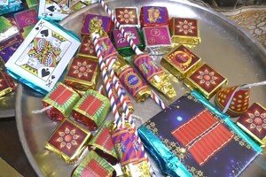 इस दिवाली प्रदूषण न फैलाएं, खाएं नैनीताल में बने चॉकलेट के ये मीठे पटाखे... देखें तस्वीरें