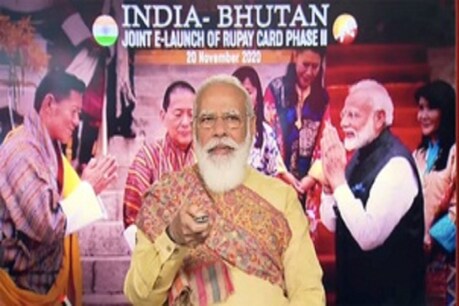 रुपे कार्ड की शुरुआत करते हुए प्रधानमंत्री नरेंद्र मोदी