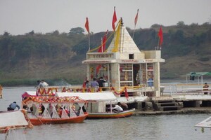 PHOTOS: नर्मदा नदी के तट पर ज्ञान की रोशनी से रौशन हो रहे नौनिहाल