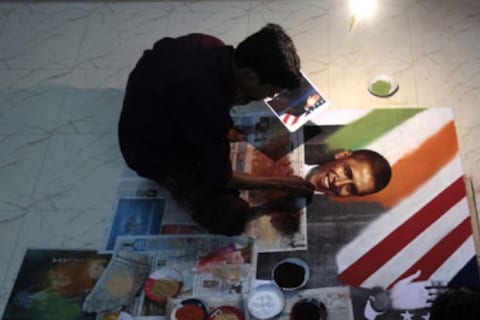 ओबामा की पेंटिंग बनाता एक भारतीय कलाकार. (File Photo)