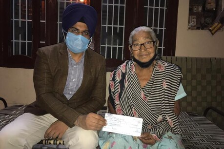 कमलेश कुमारी को सीएम कैप्टन अमरिंदर सिंह ने 1 लाख रुपए की मदद पहुंचाई है. (फोटो: Capt.Amarinder Singh
@capt_amarinder/Twitter)