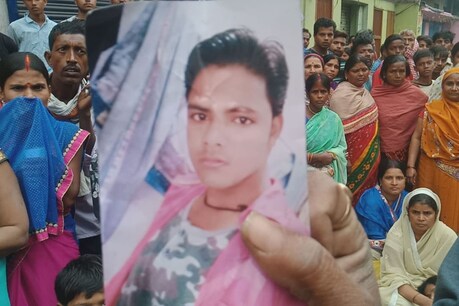 दोस्तों ने घर से बुलाकर रिंकू कुमार की हत्या कर दी. उसकी बाइक गंगा से बरामद की गई.