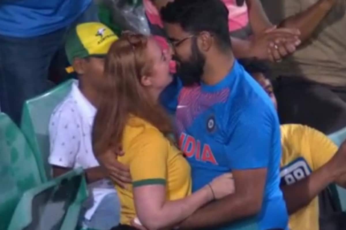 Video: भारतीय फैन ने अपनी ऑस्ट्रेलियन गर्लफ्रेंड को KISS करके किया प्रपोज