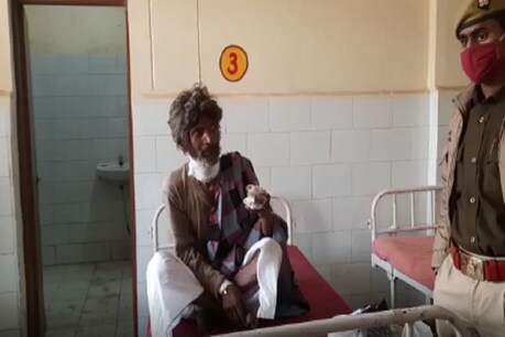 हमले में घायल पुजारी अस्पताल में इलाज कराते हुये.