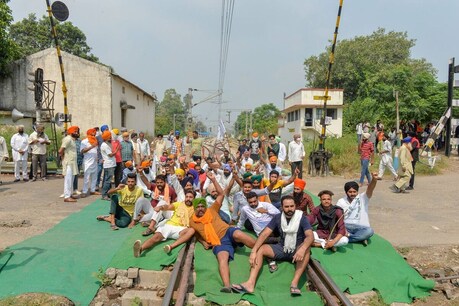 प्रदर्शनकारी किसानों और रेलवे के बीच अभी गतिरोध बना हुआ है. (फाइल फोटो)