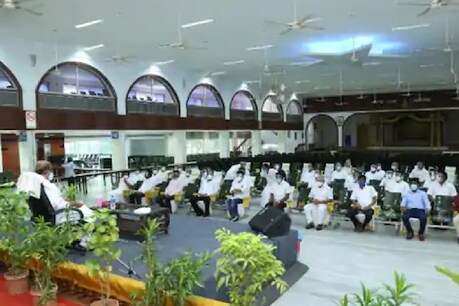 रजनीकांत ने मंडरम के अफसरों संग की बैठक. (Pic- News18)