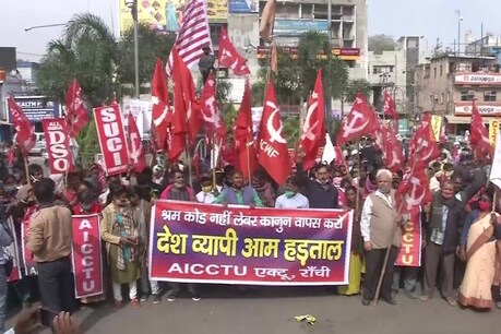 रांची का दिल समझे जाने वाले अलबर्ट एक्का चौक पर प्रदर्शन करते वामपंथी संगठन.