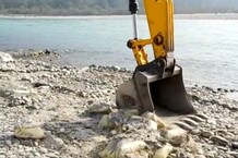 PHOTOS: 'मिनी पूर्वांचल' ऋषिकेश में गंगा घाटों पर नहीं दिखेगी छठ की रौनक, पूजा के लिए बने चबूतरे किए समतल  