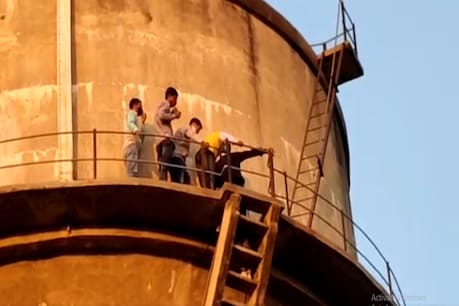 आरयू कैंपस में छात्र पानी की टंकी पर चढ़ गए.