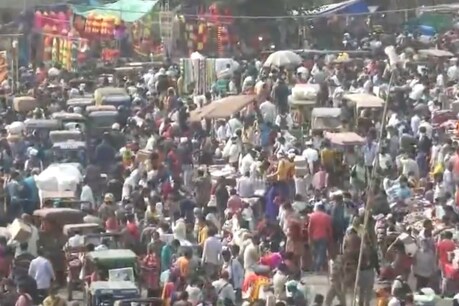 सदर बाजार में आज खरीदारी के लिए उमड़ी भीड़ जिस तरह बेपरवाह थी, उससे दिल्ली में कोरोना वायरस के बढ़ने की आशंका बलवती होती है.